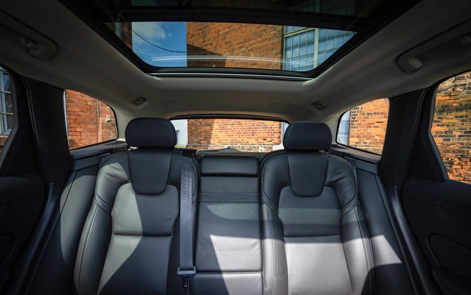 Volvo XC 60 cena 172000 przebieg: 79000, rok produkcji 2021 z Pruszków małe 667